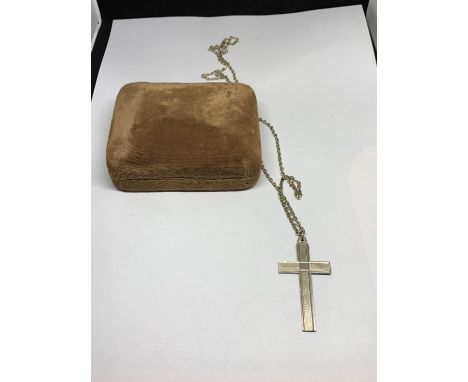 A LARGE SILVER CROSS PENDANT ON A CHAIN WITH A PRESENTATION BOX 