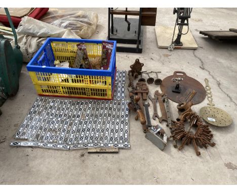 AN ASSORTMENT OF VINTAGE ITEMS TO INCLUDE A LARGE BUNCH OF VINTAGE KEYS, VINTAGE TOOLS AND PATTERNED CERAMIC TILES ETC 
