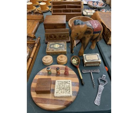 AN ASSORTMENT OF VARIOUS VINTAGE TREEN ITEMS TO INCLUDE A DESK TIDY, A FIGURE IN THE FORM OF AN ELEPHANT, TWO INLAID LIDDED B