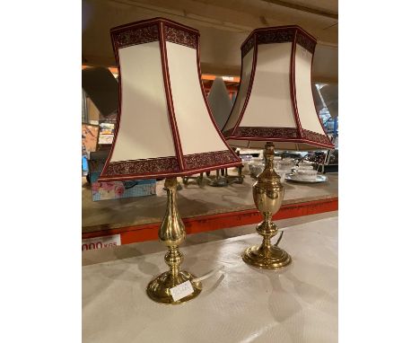 A PAIR OF BRASS TABLE LAMPS WITH ORNATE CREAM, RED AND GOLD FABRIC LAMP SHADES WITH GOLD THREAD EMBROIDERY DETAILING 