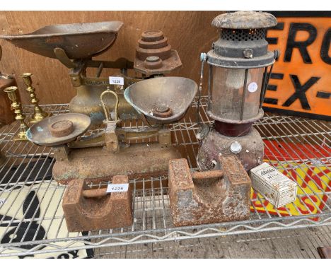 AN ASSORTMENT OF VINTAGE ITEMS TO INCLUDE W& T AVERY LTD SCALES, A PARAFIN LAMP AND TWO WEIGHTS ETC 