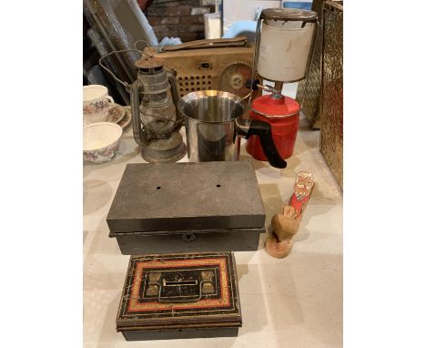 TWO OIL LAMPS A VINTAGE RADIO AND TWO VINTAGE TINS 