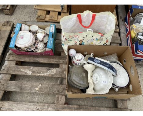 AN ASSORTMENT OF HOUSEHOLD CLEARANCE ITEMS TO INCLUDE CERAMIC PLATES AND TEA SERVICE ETC 