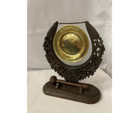 A VINTAGE ORNATE CARVED ORIENTAL GONG WITH MALLET 