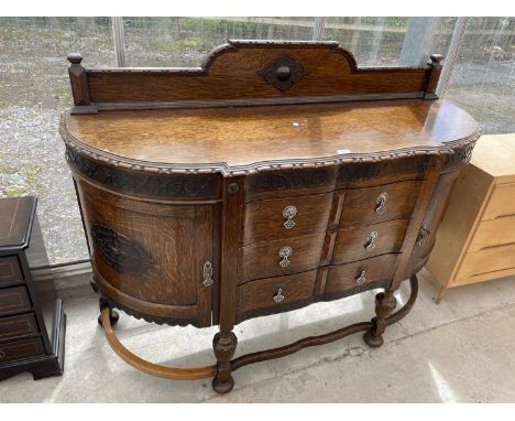AN EARLY 20TH CENTURY OAK JACOBEAN STYLE SIDEBOARD WITH RAISED BACK, HAVING BOW LEGS, THREE DRAWERS, 60" WIDE 
