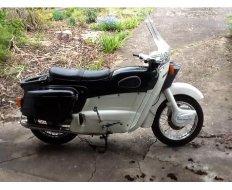 A 1962 ARIEL LEADER MOTORCYCLE, 250 CC, REGISTRATION UMS 880. THE FRAME AND ENGINE NUMBERS MATCH FACTORY ISSUE AND THE V5C. T