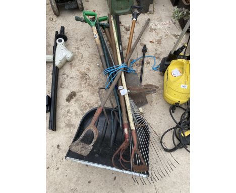 A QUANTITY OF GARDEN TOOLS TO INCLUDE FORKS, RAKES AND SHEARS ETC 