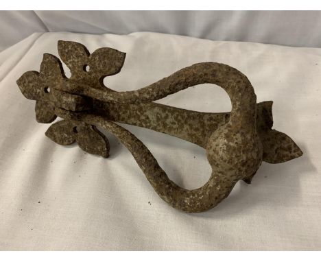 A VINTAGE METAL DOOR KNOCKER 