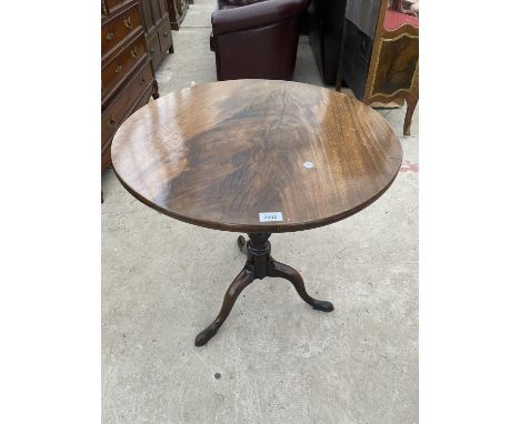 A GEORGE III MAHOGANY TRIPOD TABLE, 26" DIAMETER, ON TURNED AND KNURLED COLUMN 