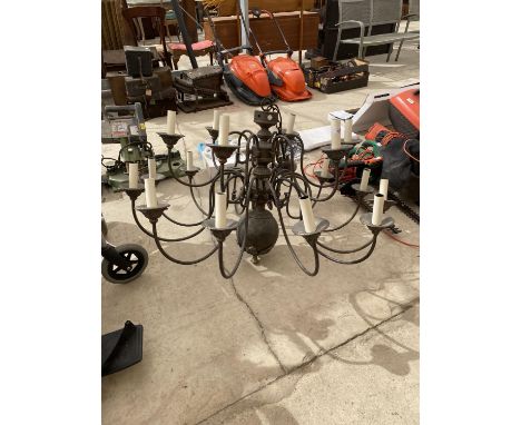 A LARGE DECORATIVE CHANDELIER LIGHT FITTING 