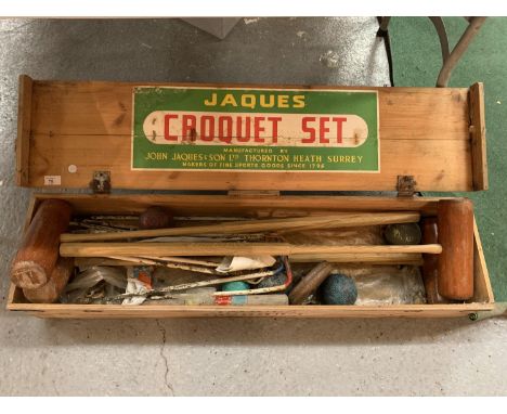 A FULL SIZE PINE BOXED JAQUES CROQUET SET TO INCLUDE FOUR MALLETS AND FULL INSTRUCTION MANUAL 