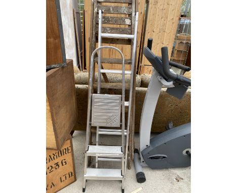 A TWO RUNG ALLUMINIUM STEP LADDER, AN EXTENDABLE LADDER AND A VINTAGE 5 RUNG WOODEN STEP LADDER 