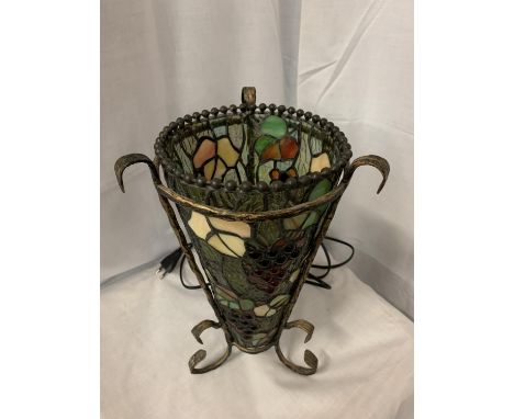 A TIFFANY STYLE VASE SHAPED LAMP H:35CM 
