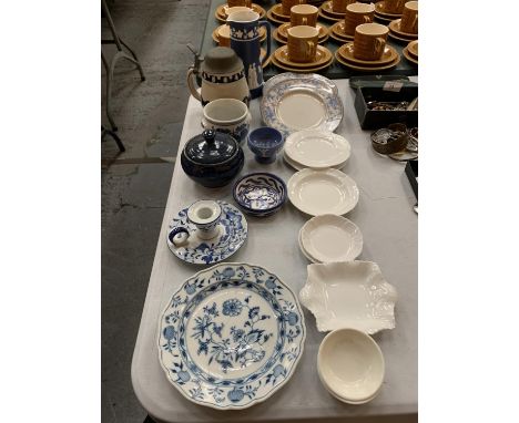 AN ASSORTMENT OF BLUE AND WHITE CERAMIC WARE TO INCLUDE TWO ROYAL DOULTON SIDE PLATES , THREE SHELLEY TRINKET DISHES ETC 