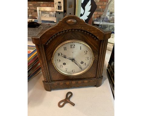 A VINTAGE MANTLE CLOCK WITH KEY AND PENDALUM 