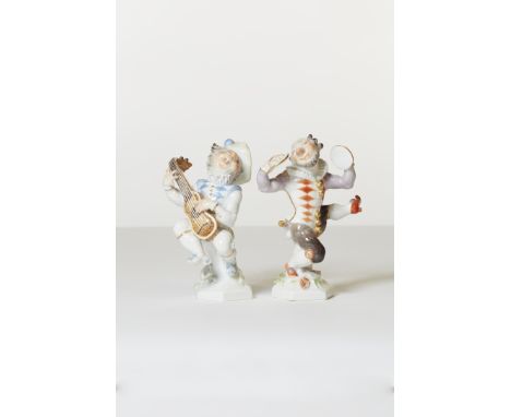 Deux figures en porcelaine formant pendants représentant un joueur de cymbales et un joueur de luth de la Zwergenkapelle (Int