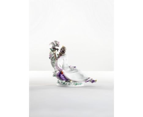 Figure en porcelaine représentant un homme assis au cacatoès, Meissen, circa 1922-1923, E.A 3/11  Meissen seated figure of a 