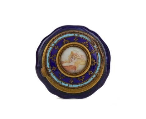 LATE 19TH CENTURY CONTINENTAL PORCELAIN PILL BOX, of circular form with scalloped edge, the hinged cover inset hand-painted p