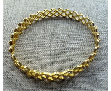 A 22CT BICOLOUR GOLD BANGLE Hallmarked '22ct' and having pierced decoration. (approx d 67cm) (approx 19g)