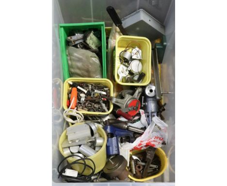 A large collection of drill bits, chucks, three small vices, grinding stone and other tools and accessories (qty).