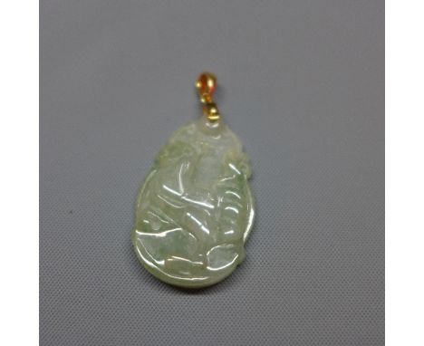 A Chinese jade pendant, carved with a cockerel, having 18ct yellow gold clasp 