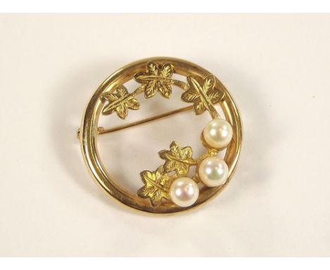 PEARL BROOCH. A 9ct. gold &amp; cultured pearl brooch. 2.4cm.