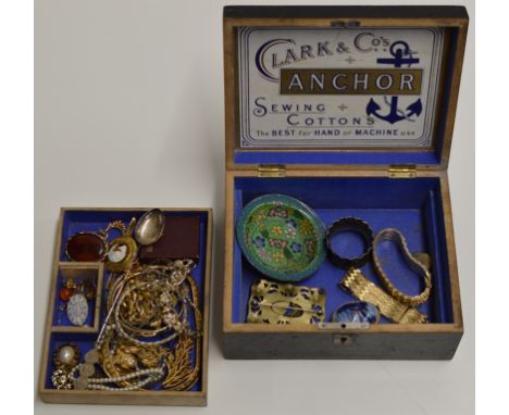 MAUCHLINE CLARK BOX WITH CHINESE SILVER SPOONS, COSTUME JEWELLERY, BROOCHES, RINGS, ETC     