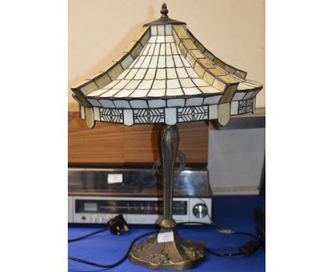 DECORATIVE TIFFANY STYLE TABLE LAMP WITH SHADE     