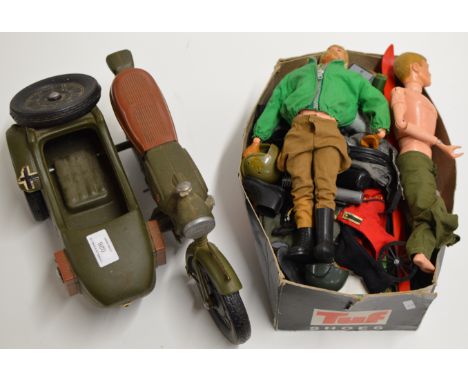 BOX WITH VARIOUS ACTION MAN FIGURES &amp; QUANTITY VARIOUS ACCESSORIES     