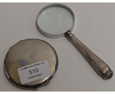 A SHEFFIELD STERLING SILVER HANDLED MAGNIFYING GLASS, TOGETHER WITH A CONTINENTAL 935 SILVER COMPACT     