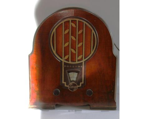 1933 Phillips 634A French domestic radio. Complete in wooden case, buttons and dials in working order. Leaf design with cloth