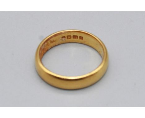 22ct yellow gold band ring, stamped 22, size M, 6.0g 