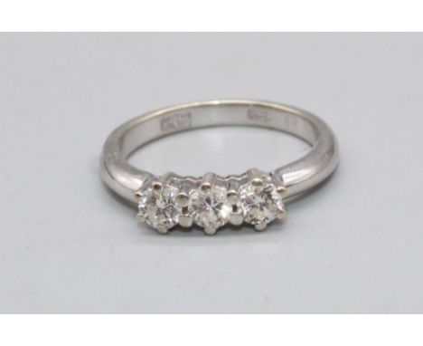 18ct white gold ring set with three round cut diamonds, stamped 750, 3.7g 