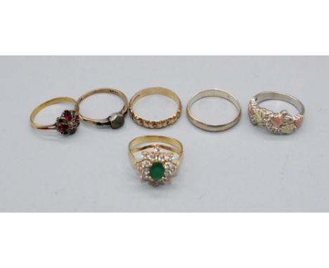 9ct yellow gold band ring size O, 9ct gold ring with green gemstone on silver mount, silver ring with 12ct gold leaf details,