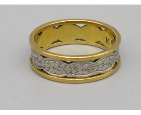 22ct yellow gold and platinum cut out band ring, stamped 22 Plat, size L, 4.6g 