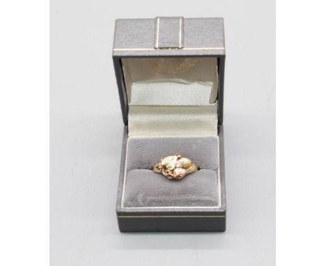 9ct yellow gold ring with yellow and rose gold leaf decoration on the face of the ring, size Q, 3.3g 