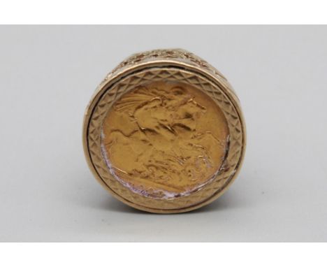 Edward VII, 1902 full sovereign in a hallmarked 9ct signet ring, 14.8g, size M 