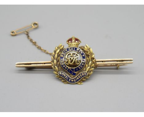 15ct gold and coloured enamel Royal Engineers sweetheart brooch, with safety chain, stamped 15ct 