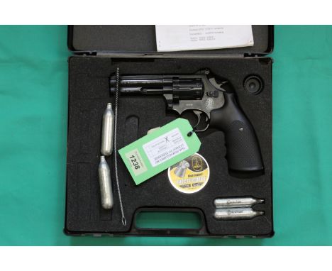 A German 'Smith &amp; Wesson Mod 586-4' Barrel Co .177 cal revolver, in very good condition in fitted case with accessories, 