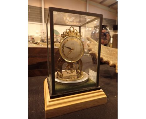 Vintage Schatz 8 day clock in case CONDITION REPORT: This item is working at lotting.
