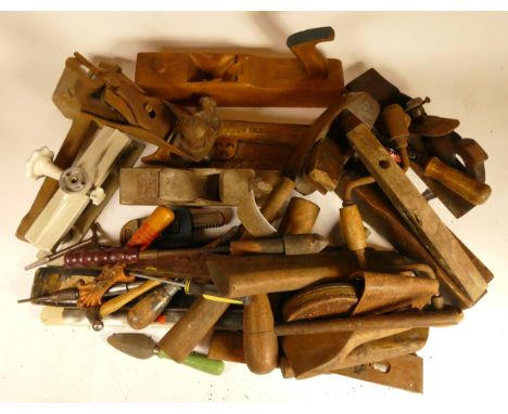 A collection of early 20th century and later carpenters hand tools, to include box planes, Stanley planes, a bench vice, saws