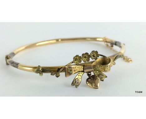 A 9ct gold bow bracelet