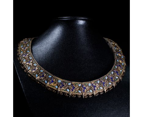 AN EARLY 20TH CENTURY RUSSIAN SILVER AND ENAMEL COLLAR, of articulated rectangular links each applied with delicate swirls an