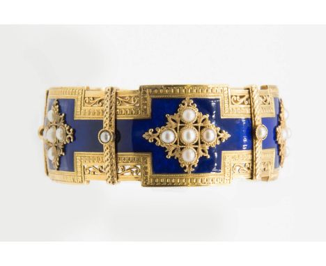 A FINE FRENCH ENAMEL AND SEED PEARL BANGLE, of five decorative articulated sections of blue enamelling inlaid with a scrollin