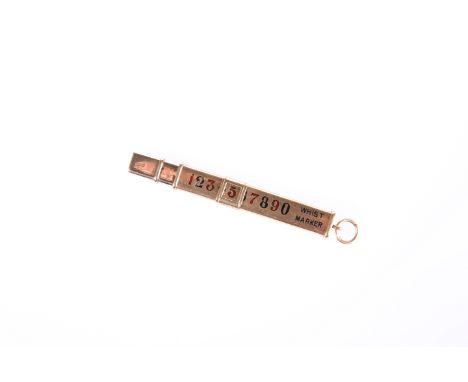 AN EDWARDIAN 9ct GOLD COMBINATION BRIDGE/WHIST MARKER AND PENCIL, hallmarked for Chester 1904, the numbered score in red and 