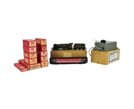 Model Railway - a collection of Hornby Dublo OO gauge locomotive, rolling stock and accessories. To include: no. 2220 Castle 