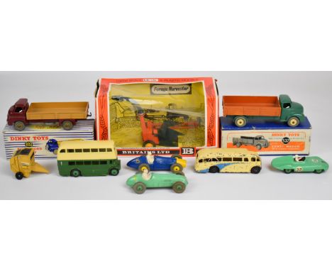 A small collection of loose and boxed vintage diecast model Dinky toys to include Comet Wagon 532 and Big Bedford Lorry 922, 