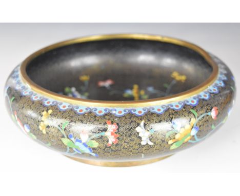 Chinese cloisonn&eacute; enamel bowl with floral decoration, 20.5cm in diameter.&nbsp;