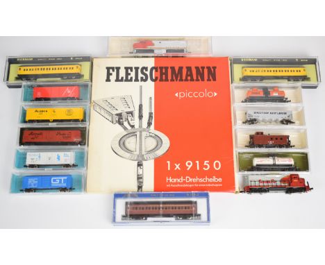 Two N gauge American diesel locomotives together with twelve various items of rolling stock and a turntable, Bachmann, Fleish