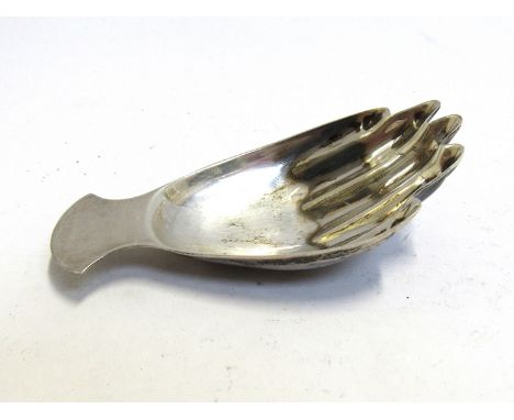A Francis Howard silver tea caddy spoon in the form of a hand, Sheffield 1967, .5cm long, 14g
